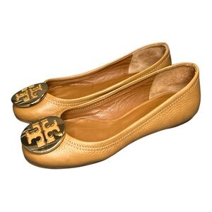 Tory Burch Tan Camel Pebbled Leather Reva Logo Front Ballet Flats size 4.5